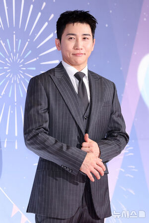 【フォト】ユ・ジェソク、キム・ヨンギョン、チョン・ヒョンム、キアン84ら「2025 MBC放送芸能大賞」レッドカーペット・イベント登場