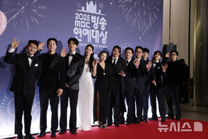 【フォト】ユ・ジェソク、キム・ヨンギョン、チョン・ヒョンム、キアン84ら「2025 MBC放送芸能大賞」レッドカーペット・イベント登場