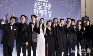 【フォト】ユ・ジェソク、キム・ヨンギョン、チョン・ヒョンム、キアン84ら「2025 MBC放送芸能大賞」レッドカーペット・イベント登場