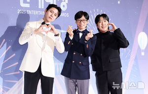 【フォト】ユ・ジェソク、キム・ヨンギョン、チョン・ヒョンム、キアン84ら「2025 MBC放送芸能大賞」レッドカーペット・イベント登場