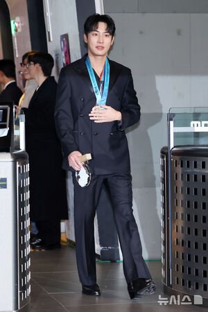 【フォト】ユ・ジェソク、キム・ヨンギョン、チョン・ヒョンム、キアン84ら「2025 MBC放送芸能大賞」レッドカーペット・イベント登場