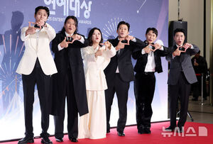 【フォト】ユ・ジェソク、キム・ヨンギョン、チョン・ヒョンム、キアン84ら「2025 MBC放送芸能大賞」レッドカーペット・イベント登場