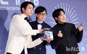 【フォト】ユ・ジェソク、キム・ヨンギョン、チョン・ヒョンム、キアン84ら「2025 MBC放送芸能大賞」レッドカーペット・イベント登場