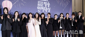 【フォト】ユ・ジェソク、キム・ヨンギョン、チョン・ヒョンム、キアン84ら「2025 MBC放送芸能大賞」レッドカーペット・イベント登場