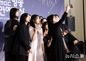 【フォト】ユ・ジェソク、キム・ヨンギョン、チョン・ヒョンム、キアン84ら「2025 MBC放送芸能大賞」レッドカーペット・イベント登場