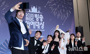 【フォト】ユ・ジェソク、キム・ヨンギョン、チョン・ヒョンム、キアン84ら「2025 MBC放送芸能大賞」レッドカーペット・イベント登場