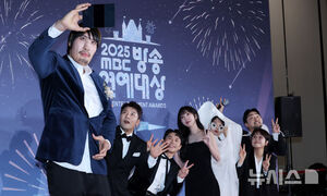 【フォト】ユ・ジェソク、キム・ヨンギョン、チョン・ヒョンム、キアン84ら「2025 MBC放送芸能大賞」レッドカーペット・イベント登場