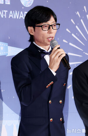 【フォト】ユ・ジェソク、キム・ヨンギョン、チョン・ヒョンム、キアン84ら「2025 MBC放送芸能大賞」レッドカーペット・イベント登場