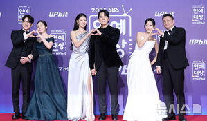 【フォト】ヤン・セチャン×イ・ヒョニ×キム・ジンギョン×ユ・ヨンソクら出席＝「2025 SBS芸能大賞」レッドカーペット・イベント