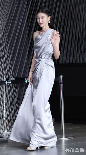 【フォト】ヤン・セチャン×イ・ヒョニ×キム・ジンギョン×ユ・ヨンソクら出席＝「2025 SBS芸能大賞」レッドカーペット・イベント