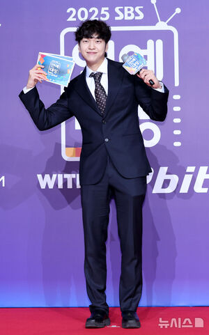 【フォト】ヤン・セチャン×イ・ヒョニ×キム・ジンギョン×ユ・ヨンソクら出席＝「2025 SBS芸能大賞」レッドカーペット・イベント