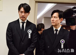 韓国の国民的俳優アン・ソンギさんの祭壇そばに沈うつな面持ちで立つチョン・ウソンとイ・ジョンジェ