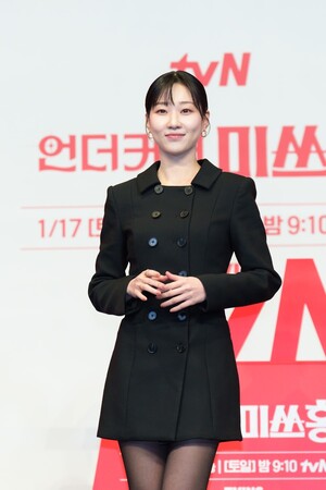 【フォト】ハ・ユンギョン、上品な黒のワンピ