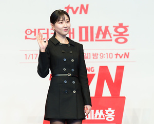 【フォト】ハ・ユンギョン、上品な黒のワンピ