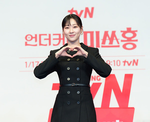 【フォト】ハ・ユンギョン、上品な黒のワンピ