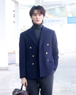 【フォト】NCTマーク、すっきりしたビジュアルをアピール…クラシカルなトラベルコーデ