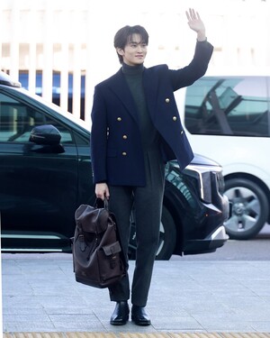 【フォト】NCTマーク、すっきりしたビジュアルをアピール…クラシカルなトラベルコーデ