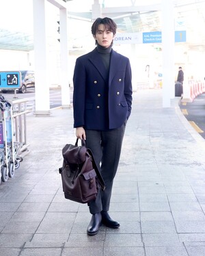 【フォト】NCTマーク、すっきりしたビジュアルをアピール…クラシカルなトラベルコーデ