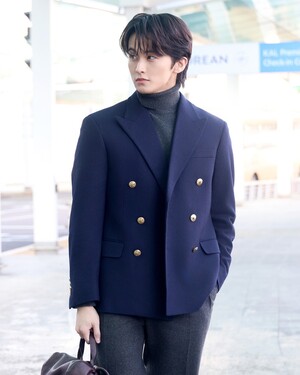 【フォト】NCTマーク、すっきりしたビジュアルをアピール…クラシカルなトラベルコーデ