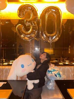 【フォト】BLACKPINKジェニー　セクシー美脚の誕生日パーティー・ルック＆バルーン手にキュートな笑顔