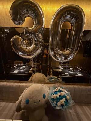 【フォト】BLACKPINKジェニー　セクシー美脚の誕生日パーティー・ルック＆バルーン手にキュートな笑顔