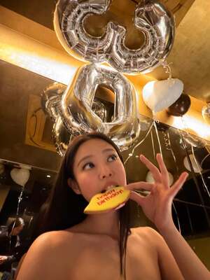 【フォト】BLACKPINKジェニー　セクシー美脚の誕生日パーティー・ルック＆バルーン手にキュートな笑顔