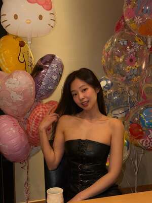 【フォト】BLACKPINKジェニー　セクシー美脚の誕生日パーティー・ルック＆バルーン手にキュートな笑顔