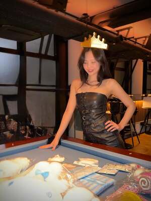 【フォト】BLACKPINKジェニー　セクシー美脚の誕生日パーティー・ルック＆バルーン手にキュートな笑顔