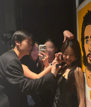 【フォト】BLACKPINKジェニー　セクシー美脚の誕生日パーティー・ルック＆バルーン手にキュートな笑顔