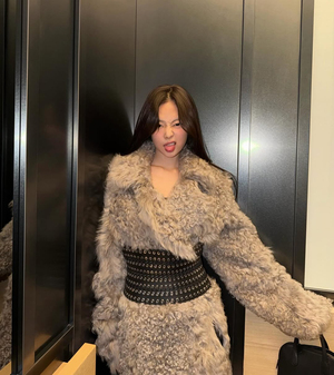 【フォト】BLACKPINKジェニー　セクシー美脚の誕生日パーティー・ルック＆バルーン手にキュートな笑顔