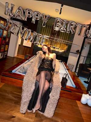 【フォト】BLACKPINKジェニー　セクシー美脚の誕生日パーティー・ルック＆バルーン手にキュートな笑顔