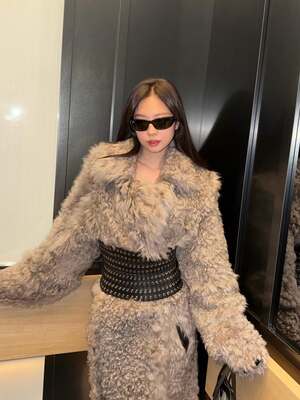 【フォト】BLACKPINKジェニー　セクシー美脚の誕生日パーティー・ルック＆バルーン手にキュートな笑顔