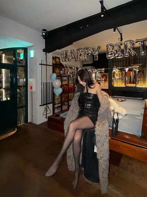 【フォト】BLACKPINKジェニー　セクシー美脚の誕生日パーティー・ルック＆バルーン手にキュートな笑顔