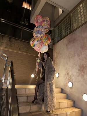 【フォト】BLACKPINKジェニー　セクシー美脚の誕生日パーティー・ルック＆バルーン手にキュートな笑顔