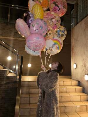 【フォト】BLACKPINKジェニー　セクシー美脚の誕生日パーティー・ルック＆バルーン手にキュートな笑顔