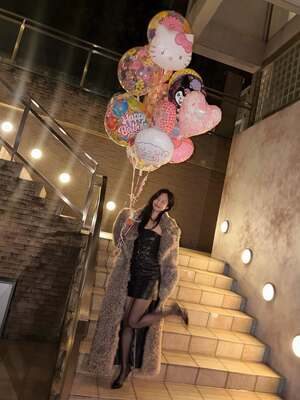 【フォト】BLACKPINKジェニー　セクシー美脚の誕生日パーティー・ルック＆バルーン手にキュートな笑顔