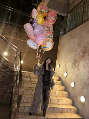 【フォト】BLACKPINKジェニー　セクシー美脚の誕生日パーティー・ルック＆バルーン手にキュートな笑顔