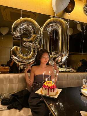 【フォト】BLACKPINKジェニー　セクシー美脚の誕生日パーティー・ルック＆バルーン手にキュートな笑顔