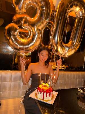 【フォト】BLACKPINKジェニー　セクシー美脚の誕生日パーティー・ルック＆バルーン手にキュートな笑顔