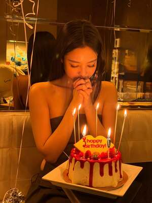 【フォト】BLACKPINKジェニー　セクシー美脚の誕生日パーティー・ルック＆バルーン手にキュートな笑顔
