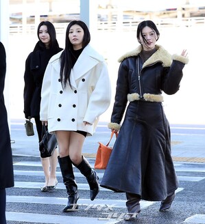 【フォト】ILLITウォンヒ＆ミンジュ＆ユナ、「JACQUEMUS」のショーに出席するためパリへ