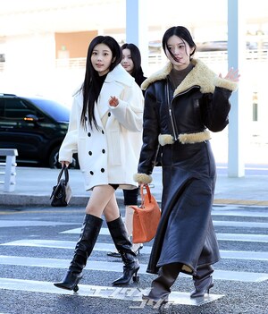 【フォト】ILLITウォンヒ＆ミンジュ＆ユナ、「JACQUEMUS」のショーに出席するためパリへ