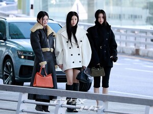 【フォト】ILLITウォンヒ＆ミンジュ＆ユナ、「JACQUEMUS」のショーに出席するためパリへ