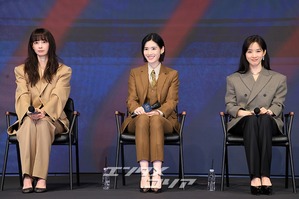 【フォト】イ・ナヨン×チョン・ウンチェ×イ・チョンア、真剣な記者懇談会
