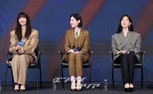 【フォト】イ・ナヨン×チョン・ウンチェ×イ・チョンア、真剣な記者懇談会