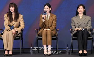 【フォト】イ・ナヨン×チョン・ウンチェ×イ・チョンア、真剣な記者懇談会