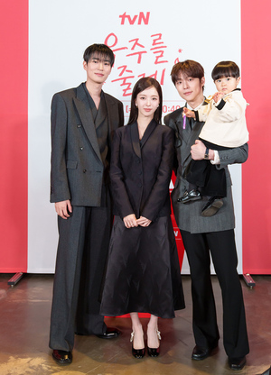 【フォト】ペ・イニョク×ノ・ジョンウィらが子役とポーズ…『宇宙をあげる』のキャストたち