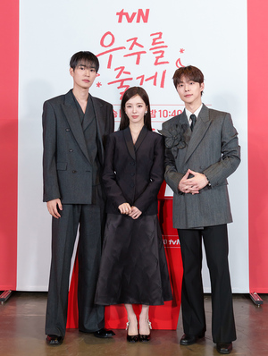 【フォト】ペ・イニョク×ノ・ジョンウィらが子役とポーズ…『宇宙をあげる』のキャストたち