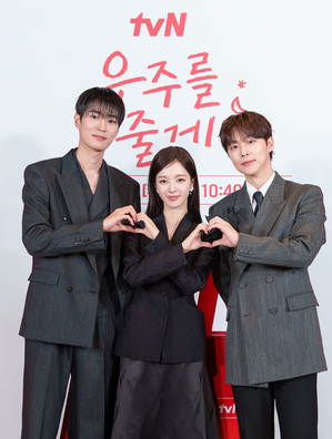 【フォト】ペ・イニョク×ノ・ジョンウィらが子役とポーズ…『宇宙をあげる』のキャストたち