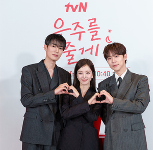 【フォト】ペ・イニョク×ノ・ジョンウィらが子役とポーズ…『宇宙をあげる』のキャストたち